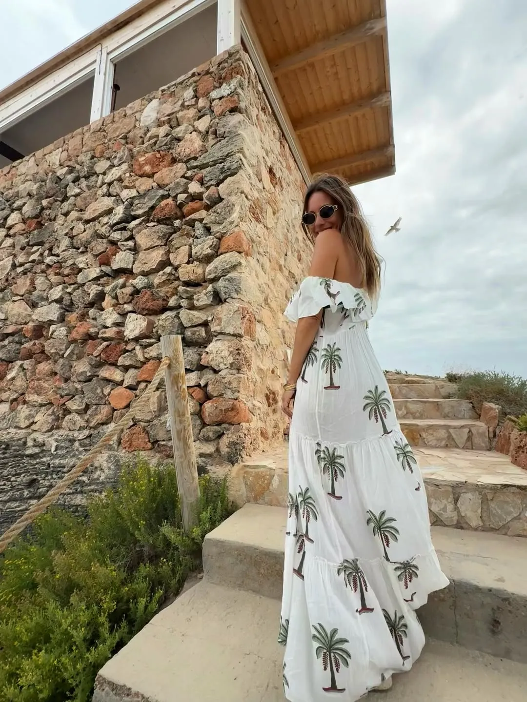 El vestido off shoulder que Pampita eligió para sus días de sol y mar.