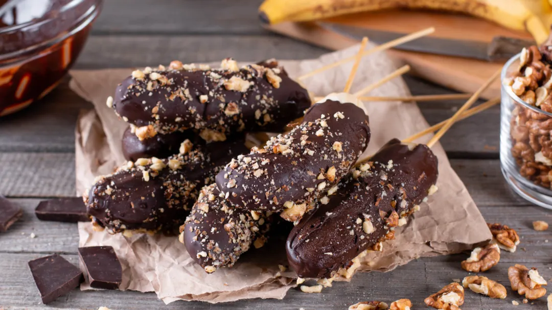 La receta de bananas bañadas con chocolate es uno de los postres más fáciles de preparar.
