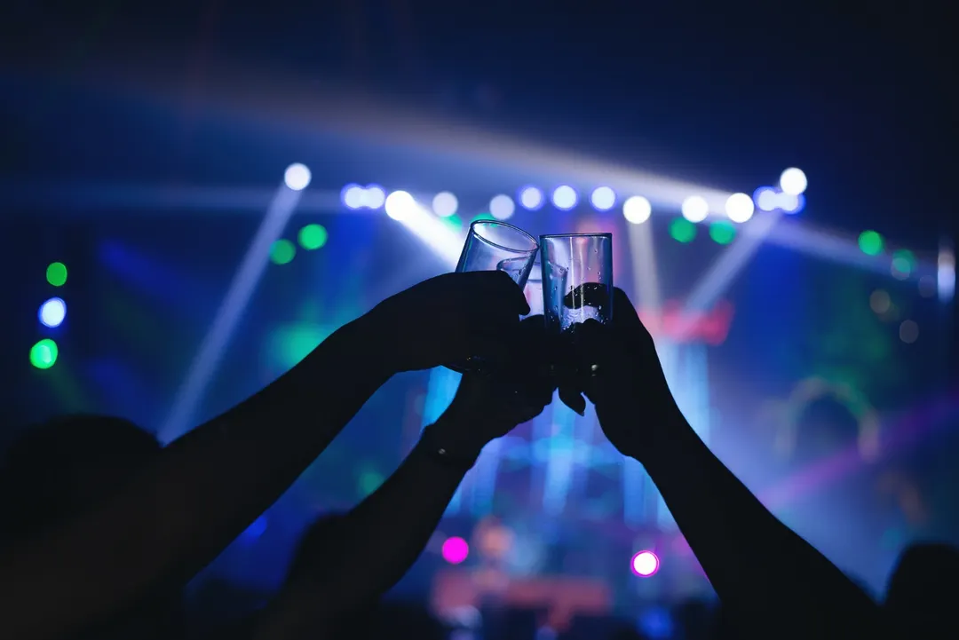 Si sos demasiado fiestero, luego la vida puede cobrártela. Foto: Freepik