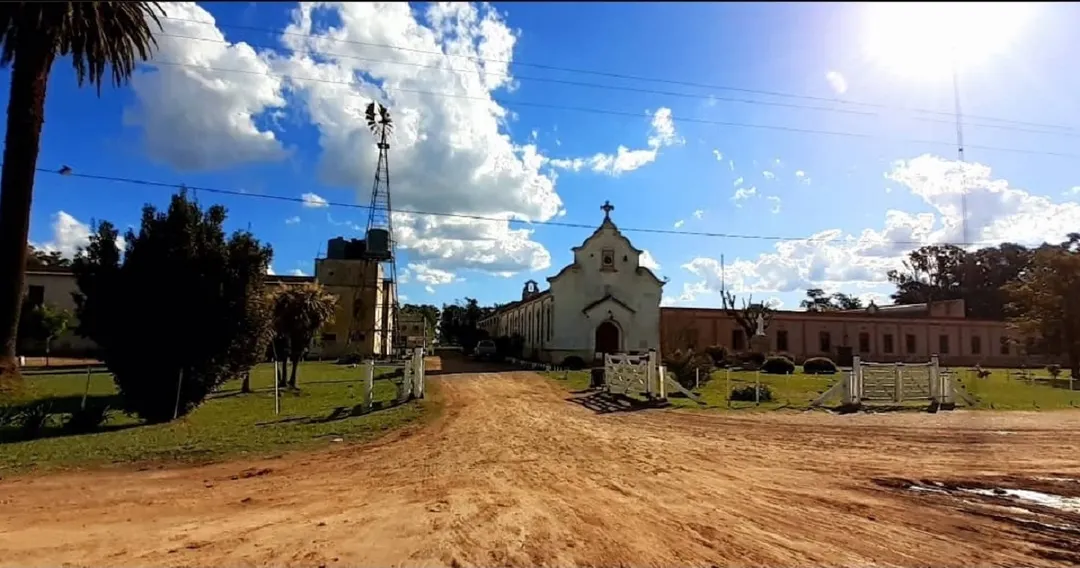 La Plaza Centenario es uno de los principales puntos para recorrer a pie este pueblo durante una escapada de primavera.