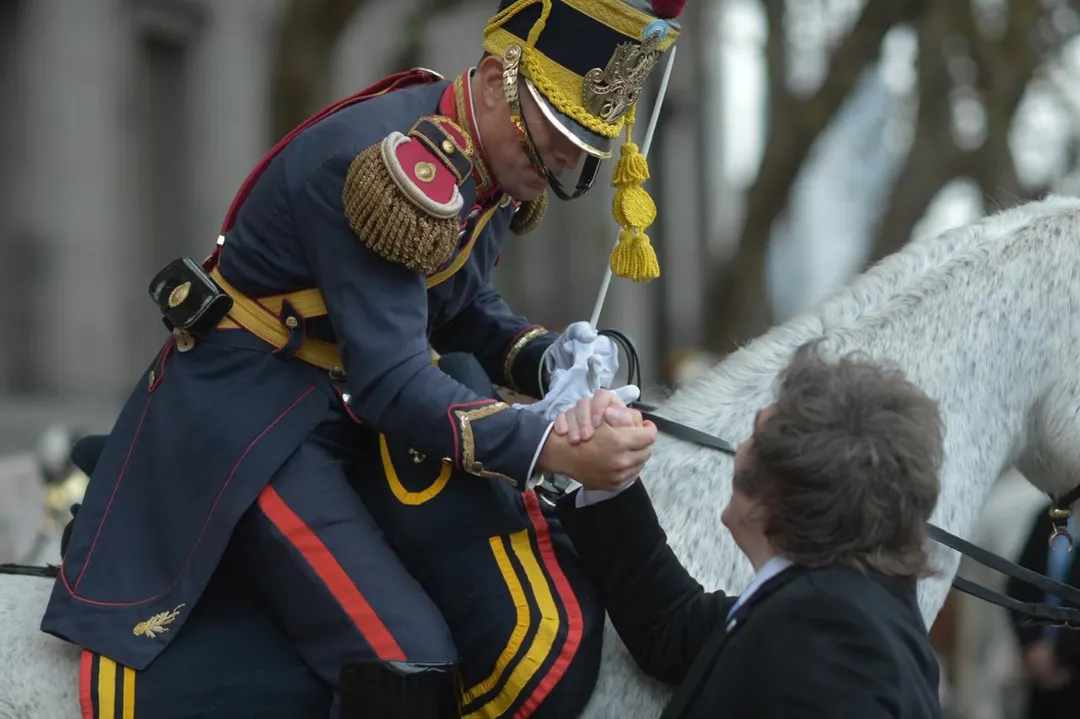 El Presidente saludando a un granadero.