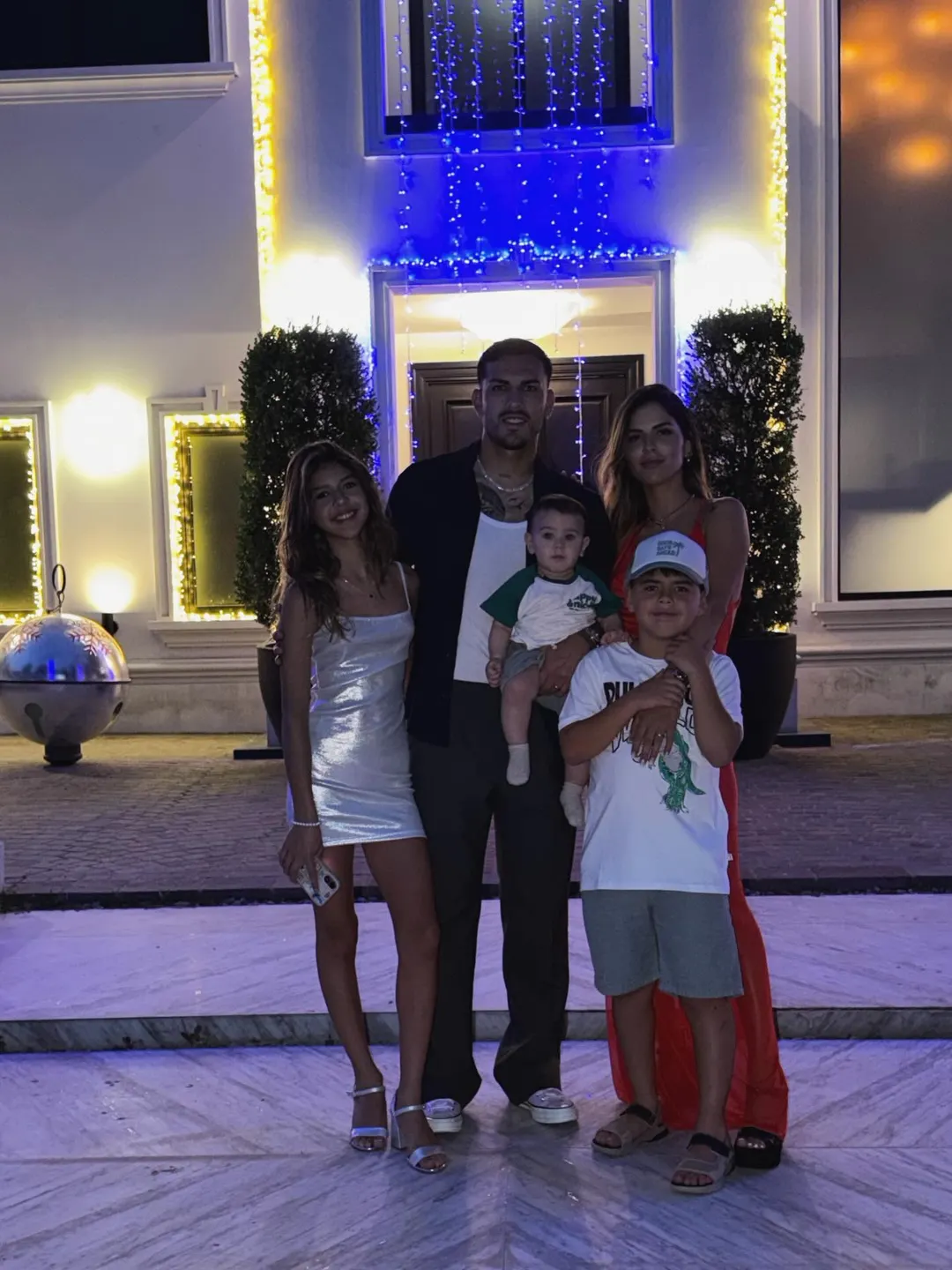 Leandro Paredes y Camila Galante están juntos desde la adolescencia y formaron una familia.
