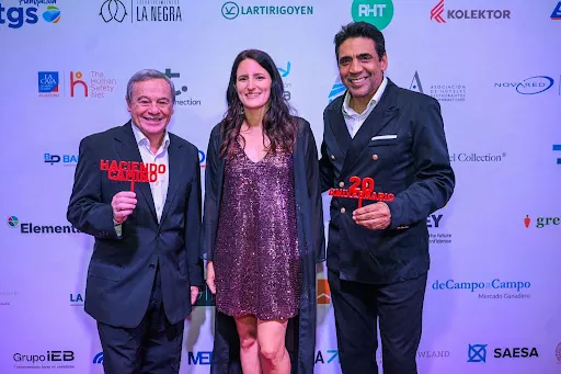 Catalina Hornos, directora y fundadora de Haciendo Camino, junto a Pablo Codevila y Eduardo “Coco” Fernández, Artear.
