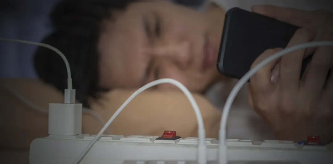 Evitar pantallas 60 minutos antes de dormir y activar "No molestar" ayuda a mejorar el sueño.