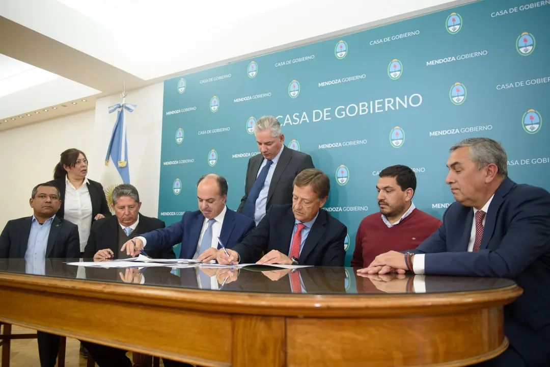 Nicolás Mallo Huergo, representante de Minera Aguilar SA, firmó el traspaso de acciones de Potasio Río Colorado con el gobernador Rodolfo Suarez. Foto: Prensa Gobierno de Mendoza