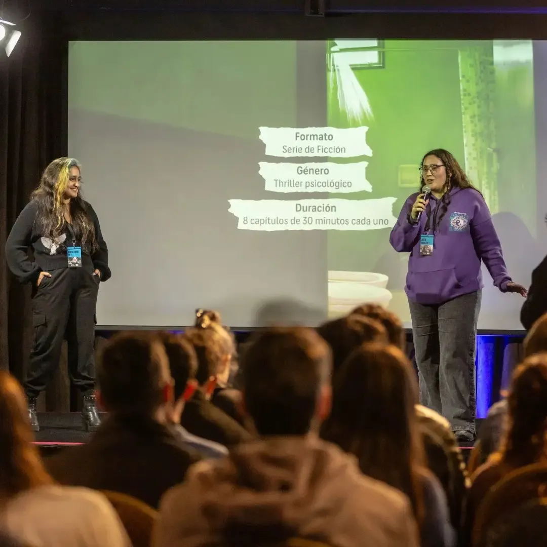 Julieta y Gisella presentando Espejos de agua.