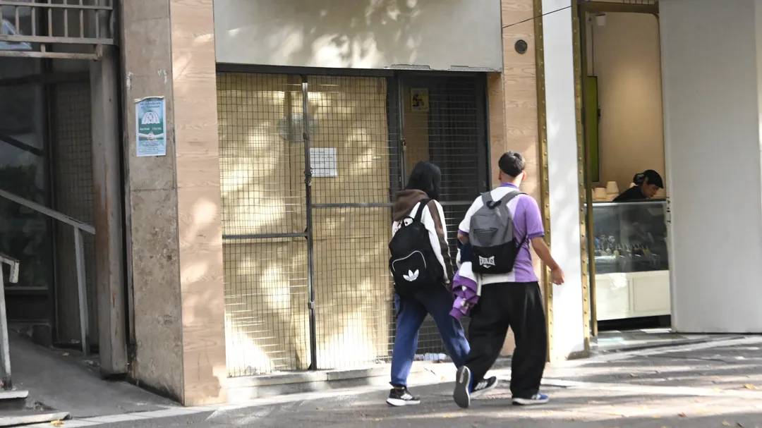 Cada vez más comercios cerrados en el centro mendocino. 
