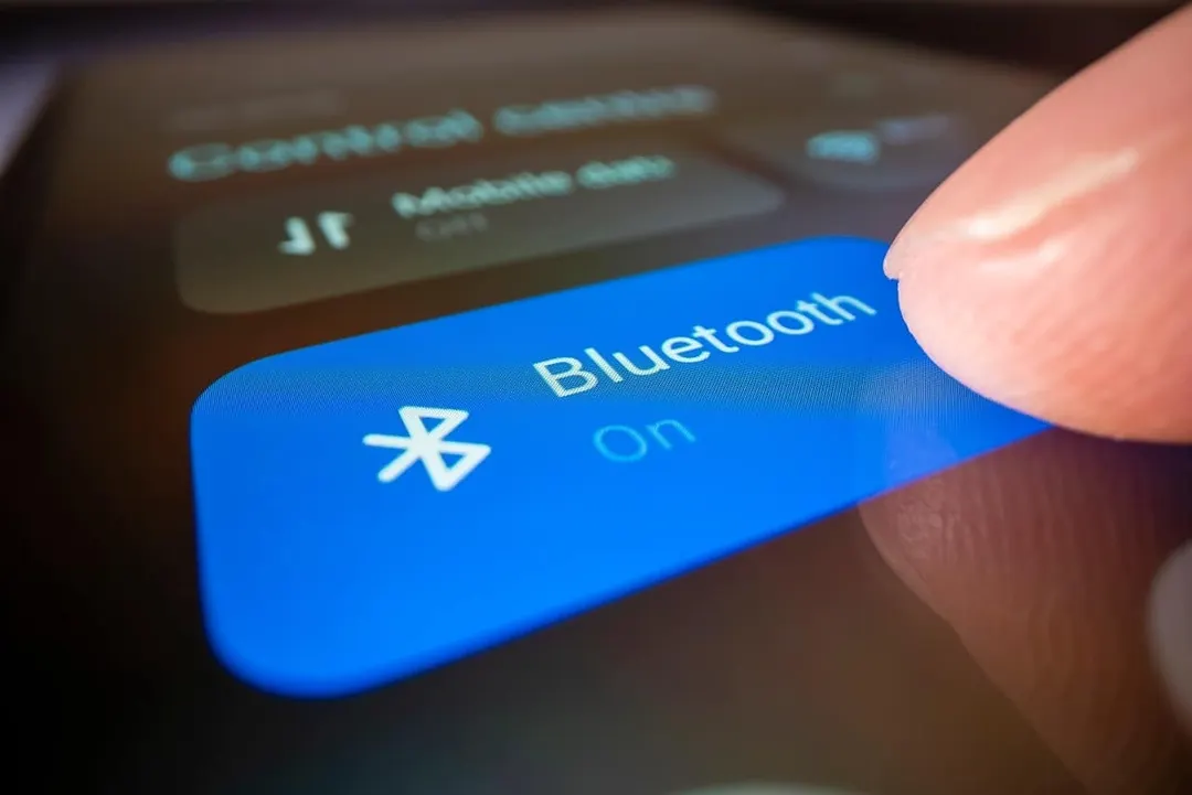 Desactivar ciertas funciones del celular ayuda a reducir riesgos y proteger información personal en espacios públicos.