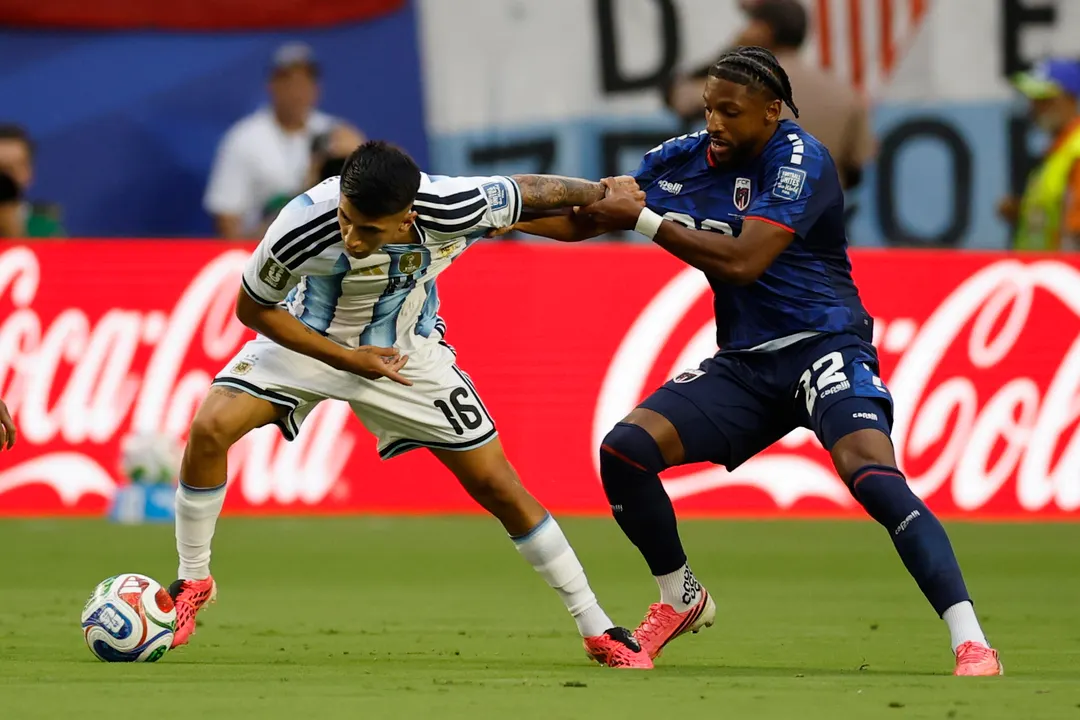 Thiago Almada, de Argentina, disputa el balón con Steven Moreira, jugador de Cabo Verde. 