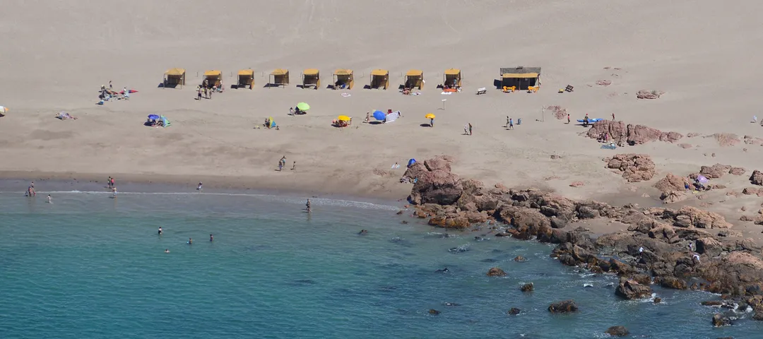 Con marea baja, la playa se ensancha y aparecen piletones naturales junto a las grutas.