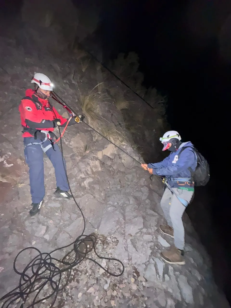 Tras el rescate los excursionistas fueron llevados a un lugar seguro.