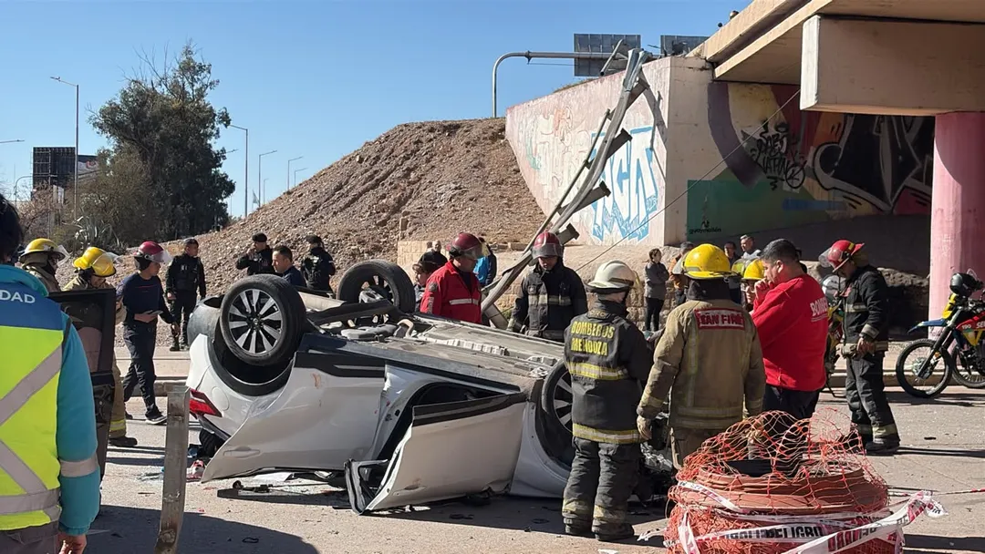 Los dos vehículos cayeron desde el Acceso Este hacia calle Alberdi. 