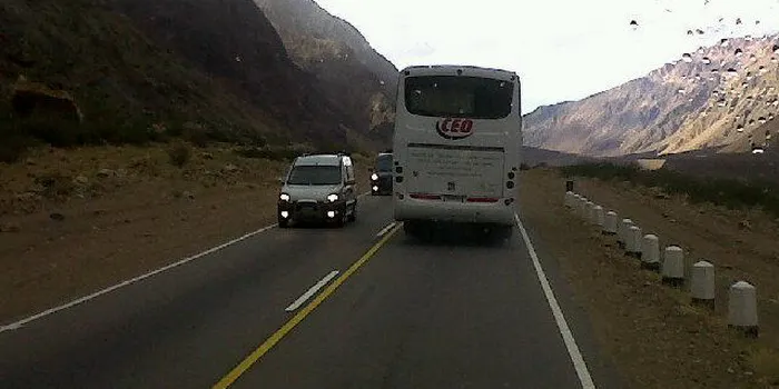 Dos imprudencias, pasar en un lugar prohibido con la cercanía de otro auto. 