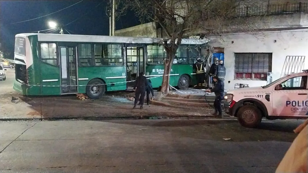 Un hombre quedó entre los escombros aunque no sufrió heridas de gravedad.