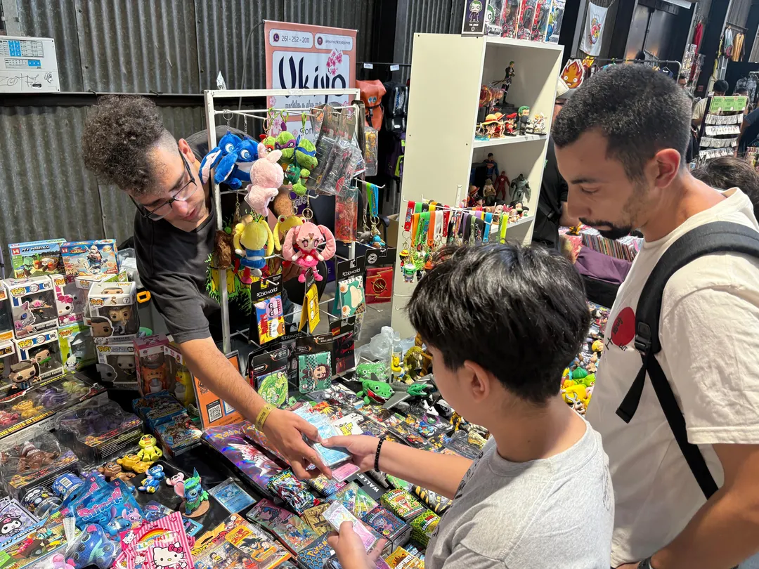Los stands llenaron los espacios dentro de la nave con todo tipo de merch.