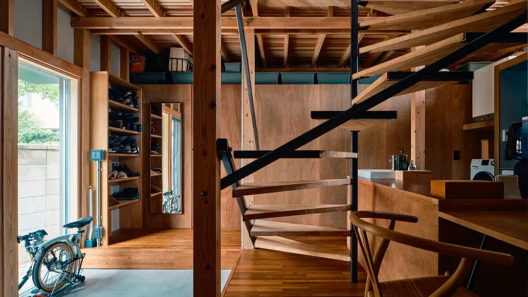 La casa fue concebida para adaptarse a los cambios del entorno. El proyecto cuestiona una idea tradicional: que una casa debe permanecer siempre en el mismo lugar.