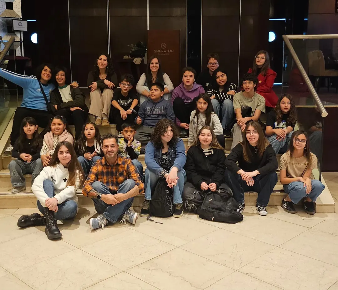 Los pequeños artistas junto a su profesor Claudio Escobar.