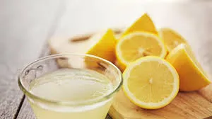 El limón amarillo es menos agresivo al paladar.