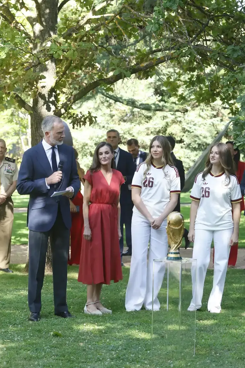 El total white de la princesa Leonor y la infanta Sofía en la recepción de la Selección.