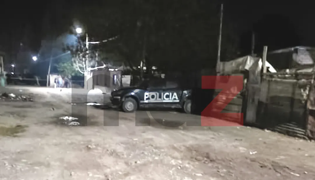 En plena madrugada, policías custodiaban la casa de las víctimas. 