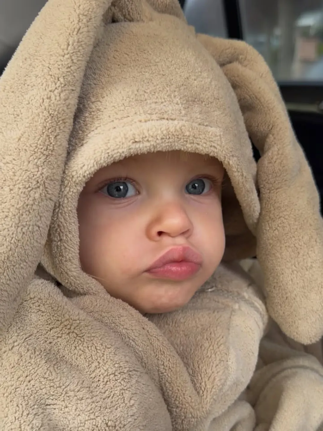 La hija de Marley estrenó su primer enterito de invierno con capucha y orejas.