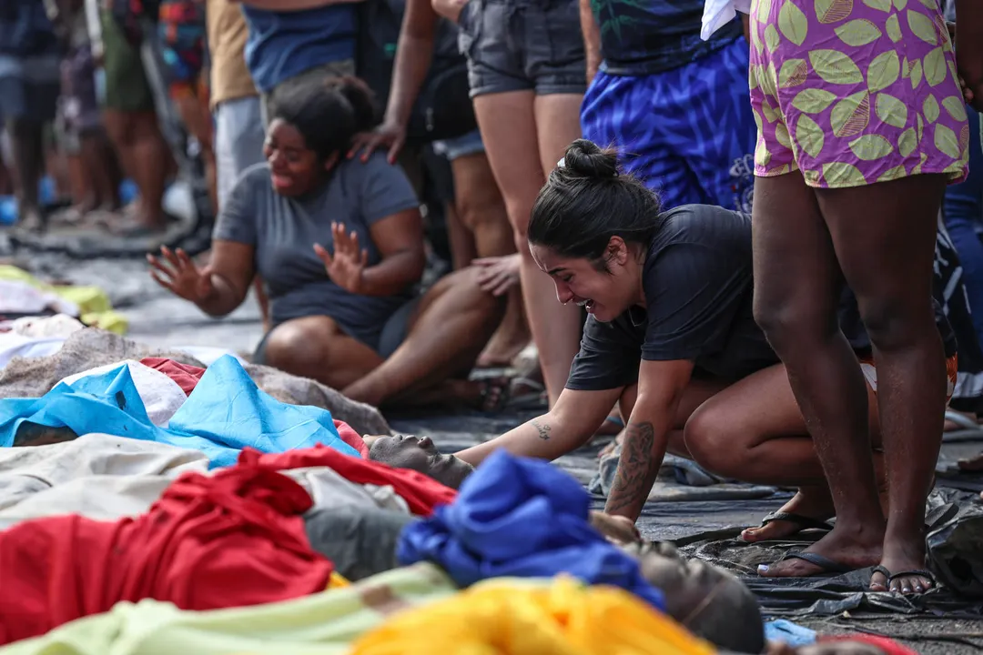 En Río de Janeiro, Brasil, el operativo policial dejó 121 muertos. Foto Efe