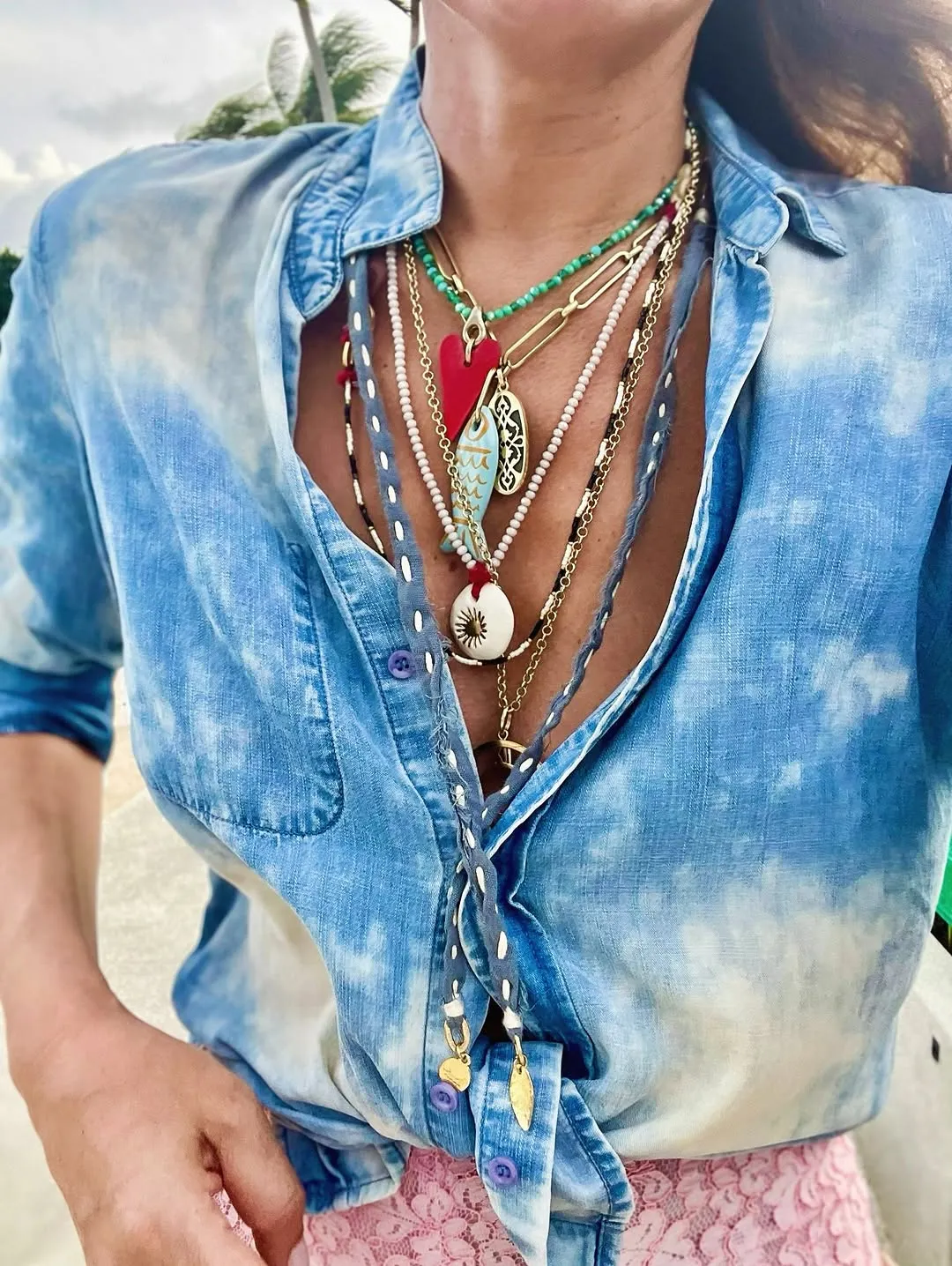 Collares, texturas y colores que transformaron un outfit relajado en fashionista.