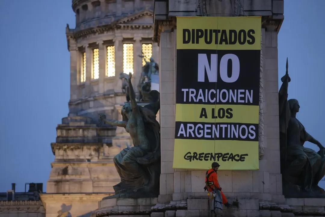 Trascendió que las autoridades detuvieron a siete activistas de Greenpeace bajo la acusación de vandalismo.