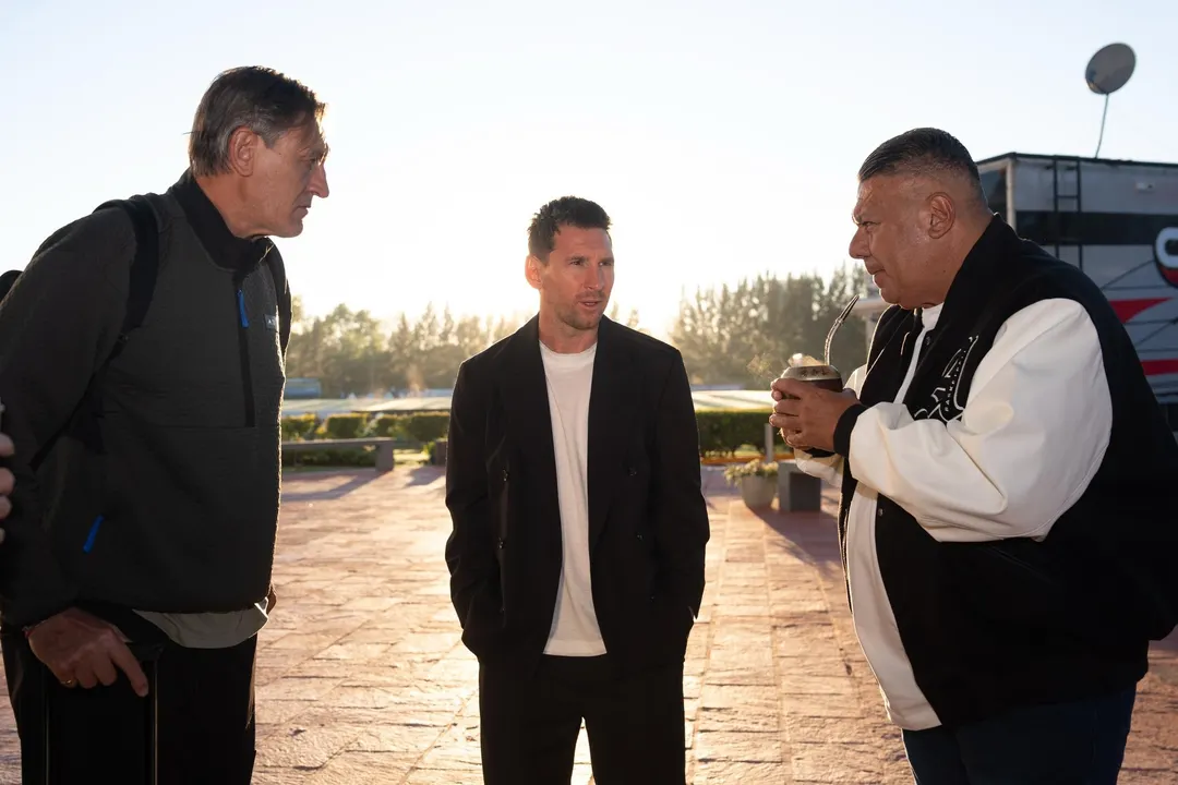 Messi y Tapia comparte un mate.
