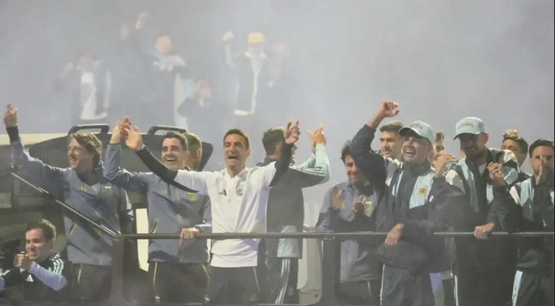 La Selección fue recibida por una multitud en el predio de AFA.