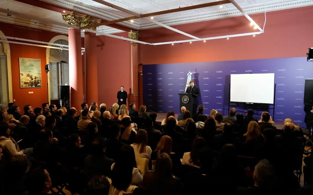 Javier Milei con diputados y senadores en Balcarce 50