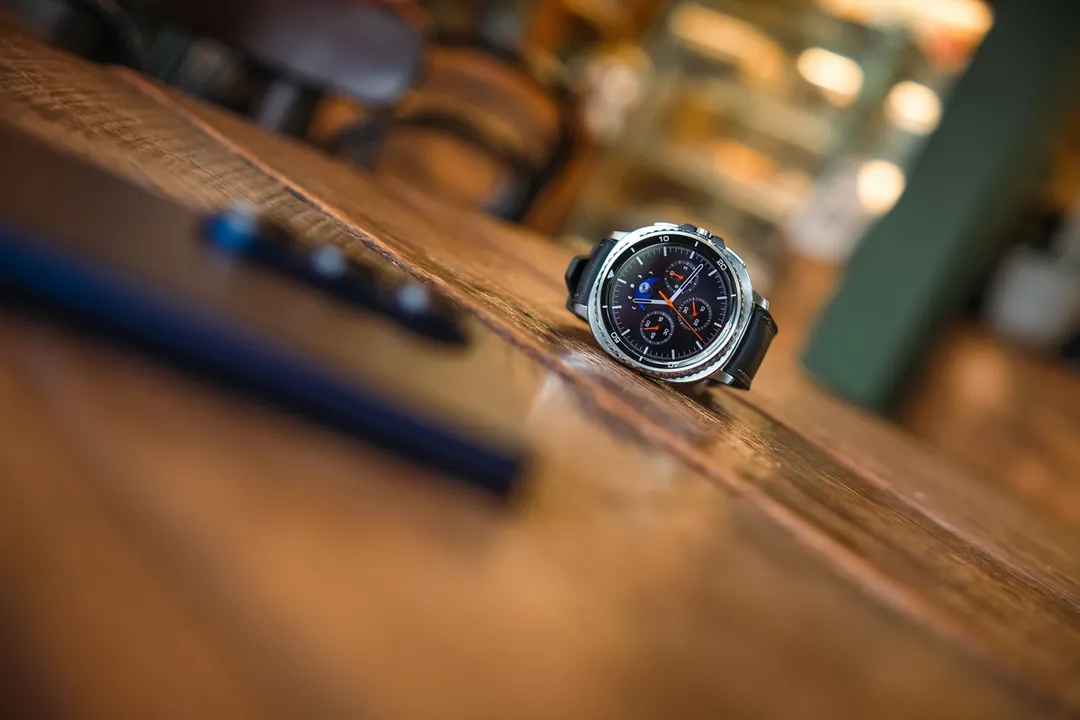 La función "Levantar para hablar" optimiza el uso del asistente de voz en el smartwatch.