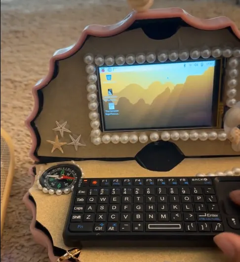 Un prototipo de Cyberdeck ensamblado con una carcasa y componentes de código abierto.