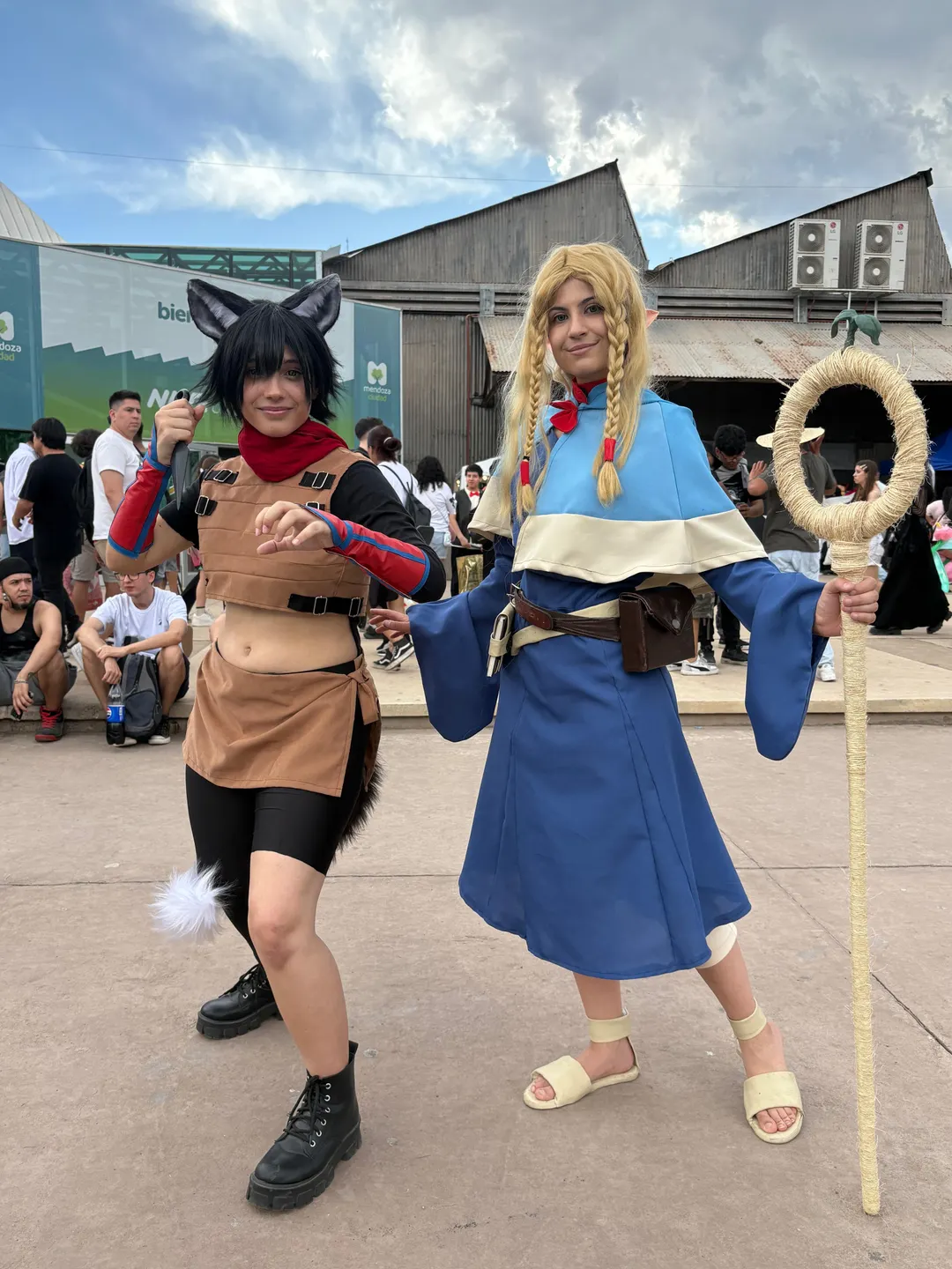 Itzutsumi junto a Marcille de Delicious in Dungeon.  