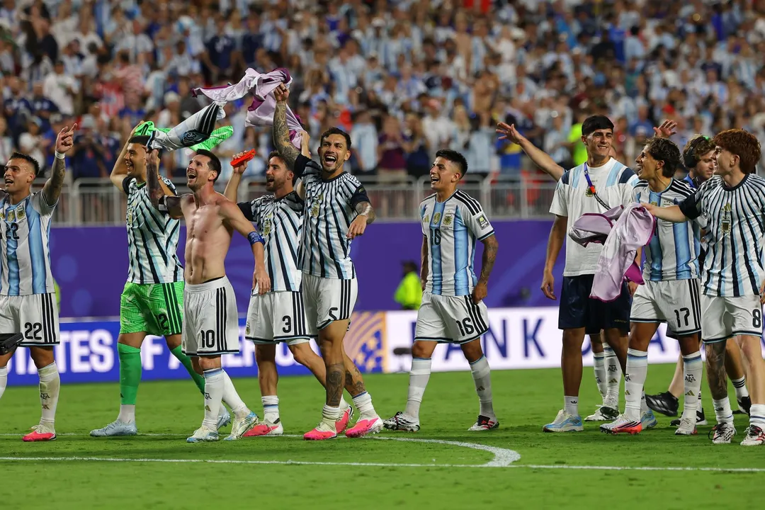 Los hinchas de la Selección argentina tienen la última opción de contratar viajes en avión privado para ver a la Scaloneta en la final.