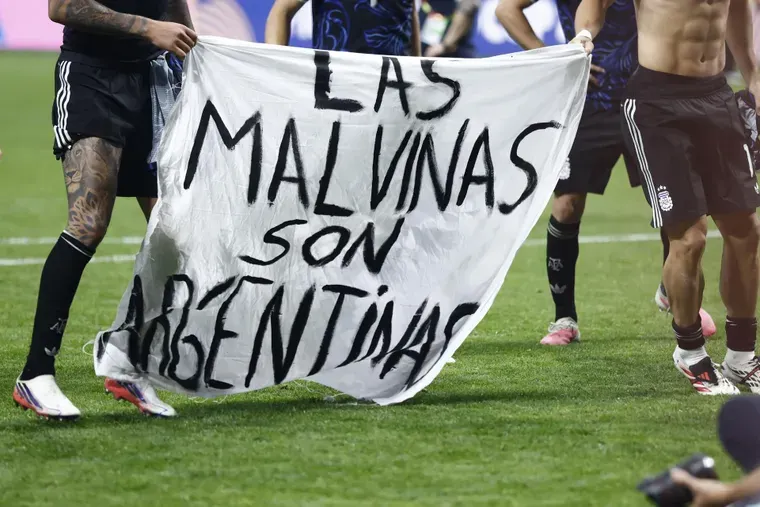 El factor "malvinizador" que influye en el amplio rechazo social a la venta de tierras a extranjeros y que el Gobierno no vio.