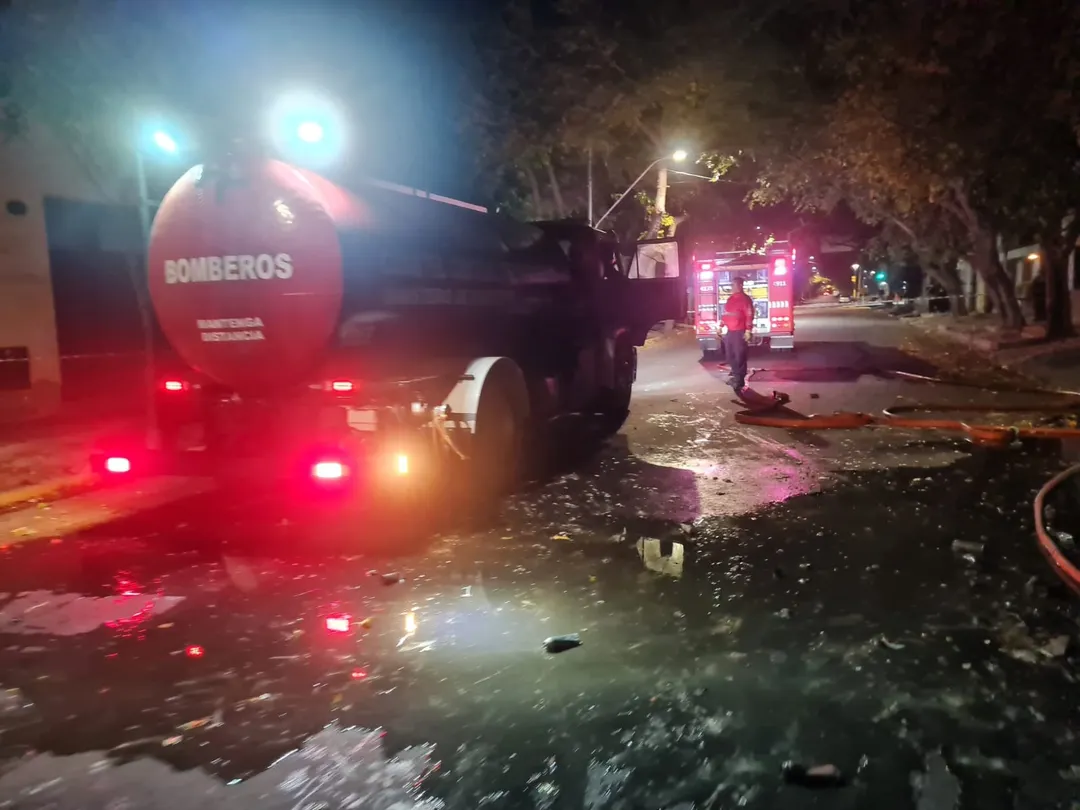 Los bomberos trabajaron en conjunto para sofocar e incendio en Guaymallén