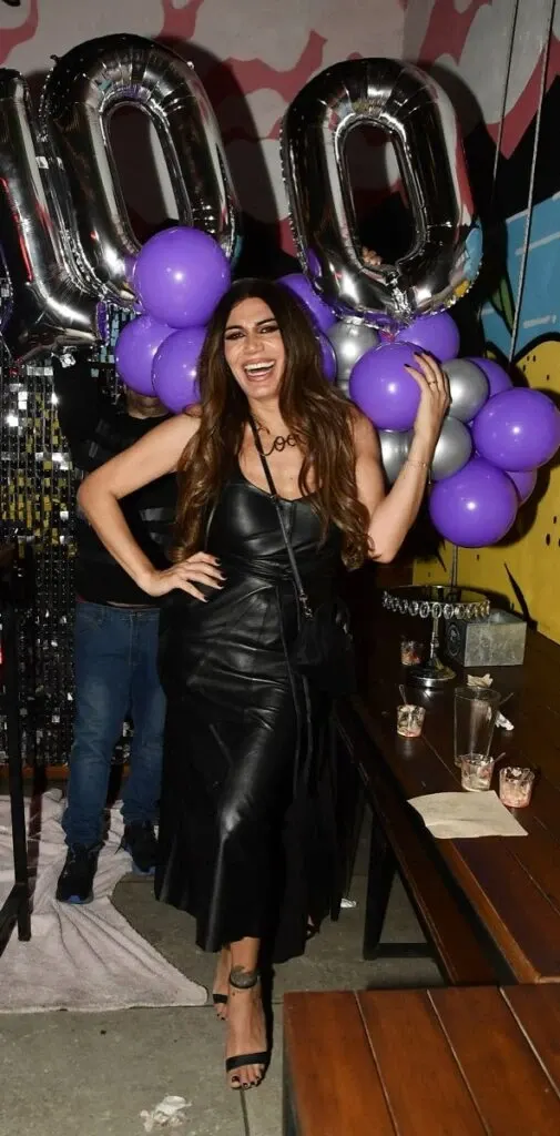 Flor apostó por un vestido de cuero para celebrar los 100 programas.