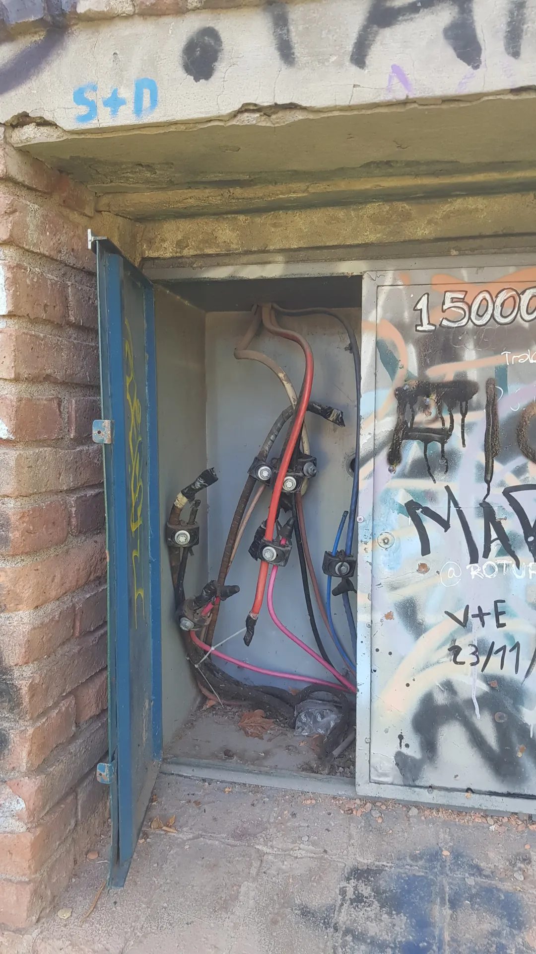 Cables de grueso calibre y alta tensión quedaron accesibles tras la rotura de cajas eléctricas frente a un área recreativa.