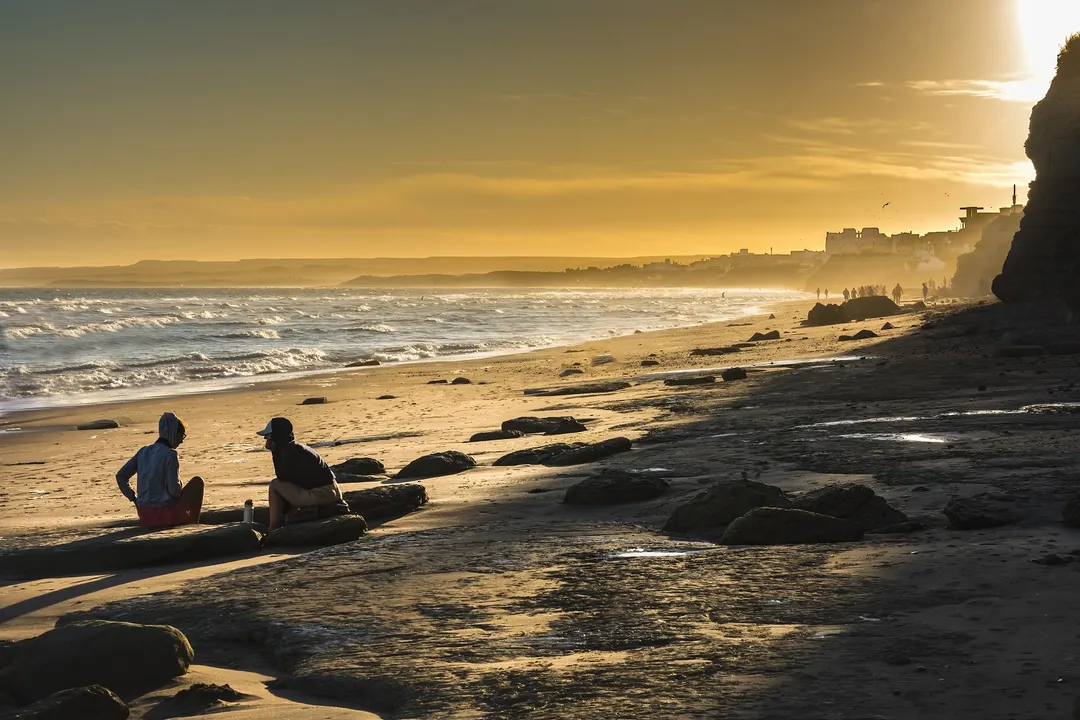 Las Grutas se destaca entre los pueblos patagónicos por sus playas de aguas templadas.
