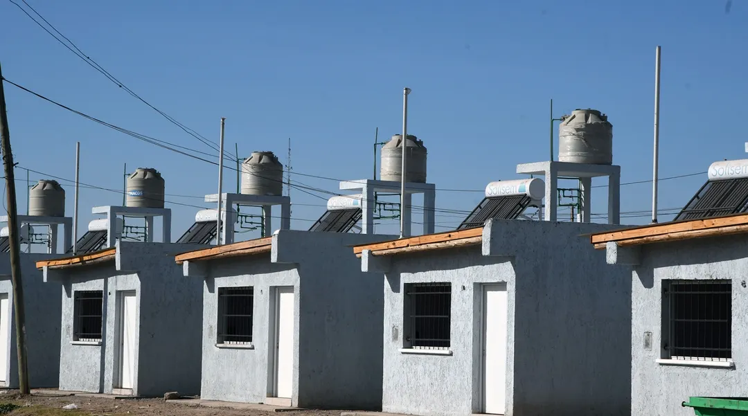 Las casas tendrán cerca de 60 metros cuadrados, con dos dormitorios, cocina, comedor y un baño. 
