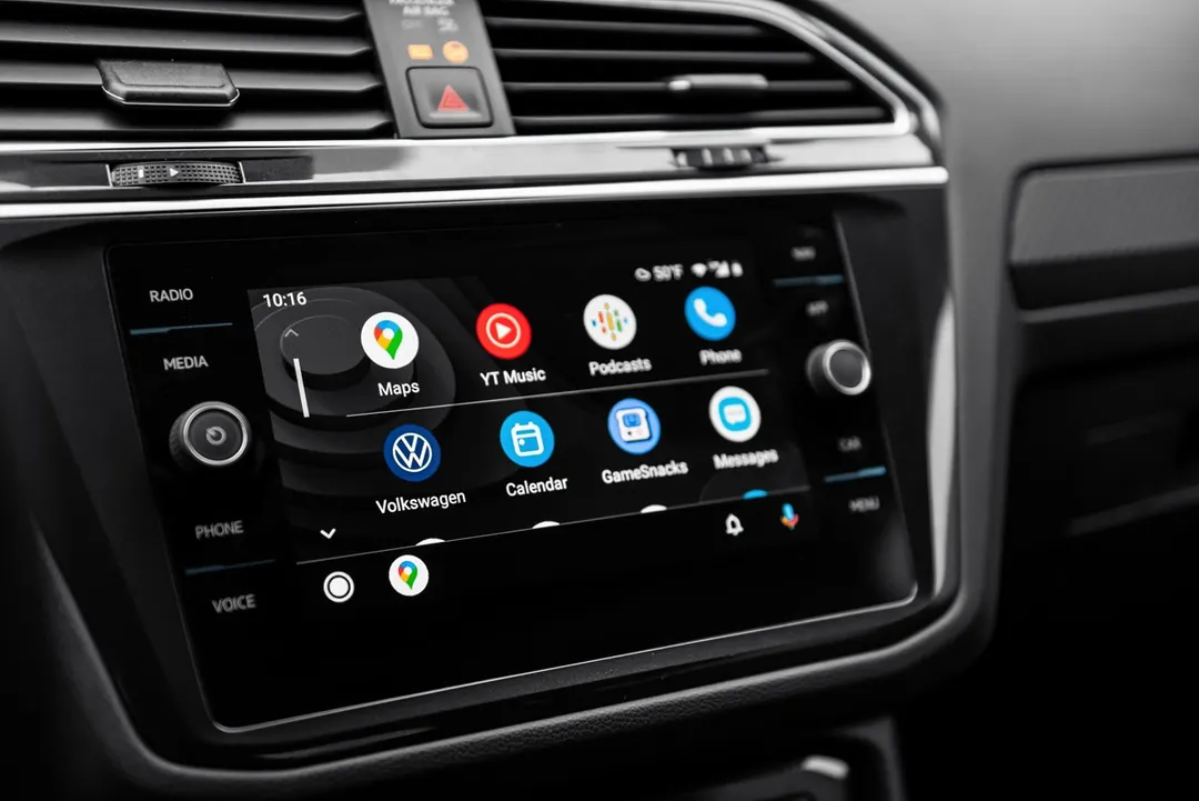 Los comandos de voz de Siri ayudan a controlar la pantalla sin soltar el volante.