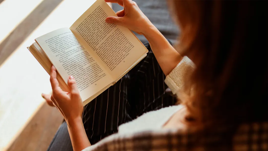 El libro puede completar un estilismo y funcionar como símbolo de conocimiento e identidad.