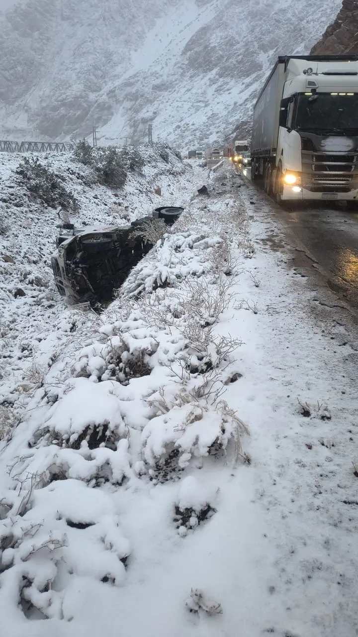 Un fuerte choque sobre la Ruta 7 terminó con un camión volcado.