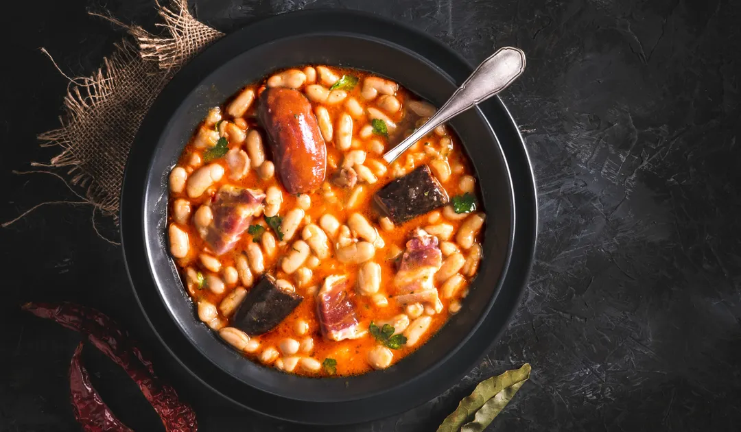 La receta de fabada asturiana no lleva verduras adicionales.