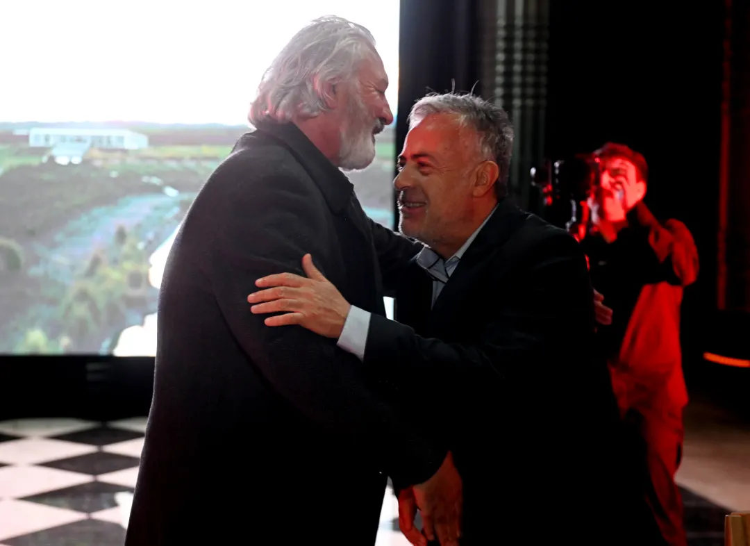 Al finalizar la velada, Edgardo Parlanti acompañó al gobernador Alfredo Cornejo durante los saludos protocolares.