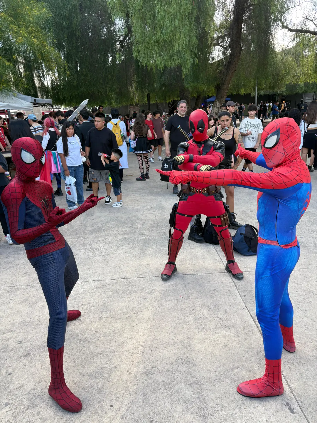 El famosos meme de los hombres arañas reunidos (con la participación de Deadpool).