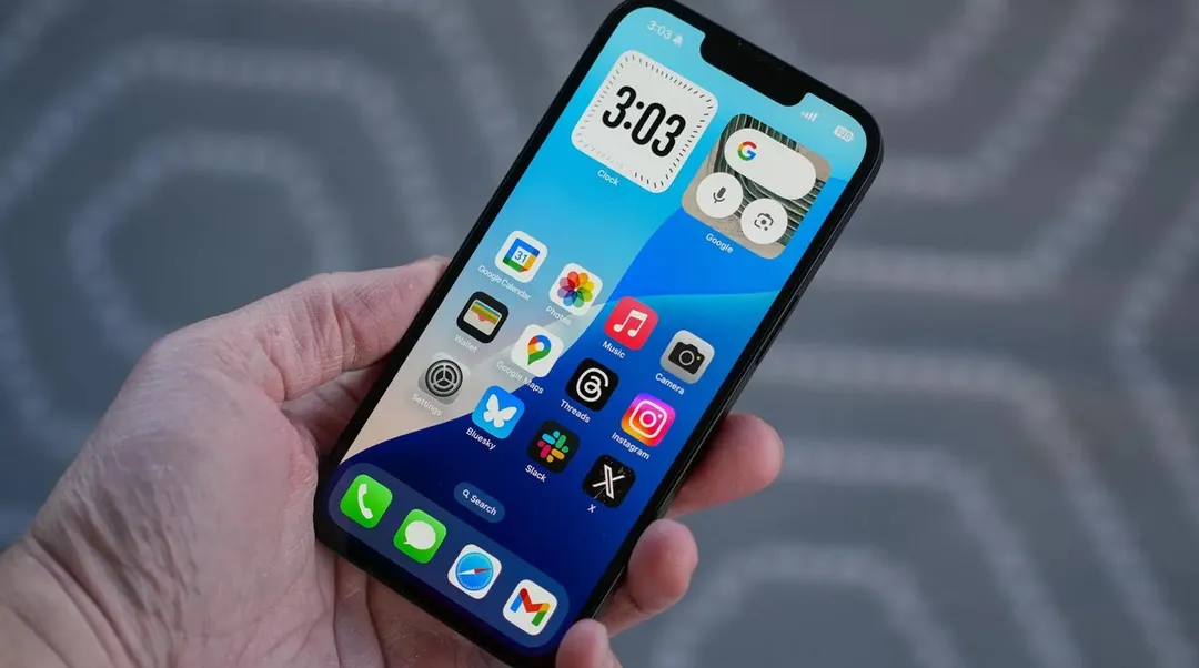 El iPhone 16 no se queda atrás en fotografía: su cámara trasera dual combina un sensor principal de 48 MP con un ultra gran angular de 12 MP.