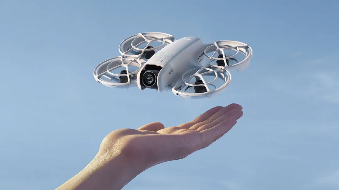 Diseño ultra ligero que cabe en la palma de la mano y despega de forma automática de manera autónoma.