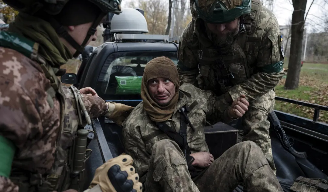 Tropas de Ucrania con un herido, tras un ataque de Rusia. Foto Efe